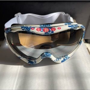 Womens ski/ snowboarding goggles